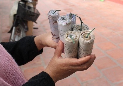 Dap nat ban tay vi dot phao tu che hinh anh