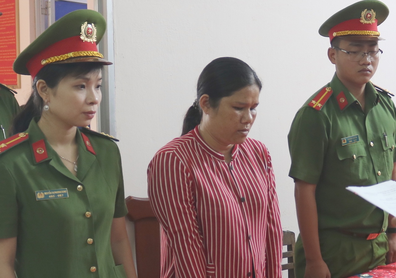 Nu chu hui chiem doat tien ty cho con du hoc anh 1