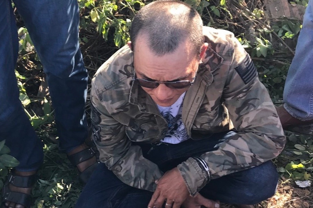 Canh sat chan bat nguoi dan ong mang theo boc ma tuy hinh anh