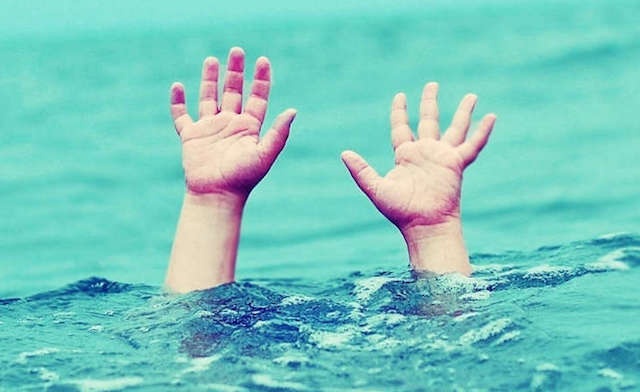 Be gai 9 tuoi duoi nuoc hinh anh