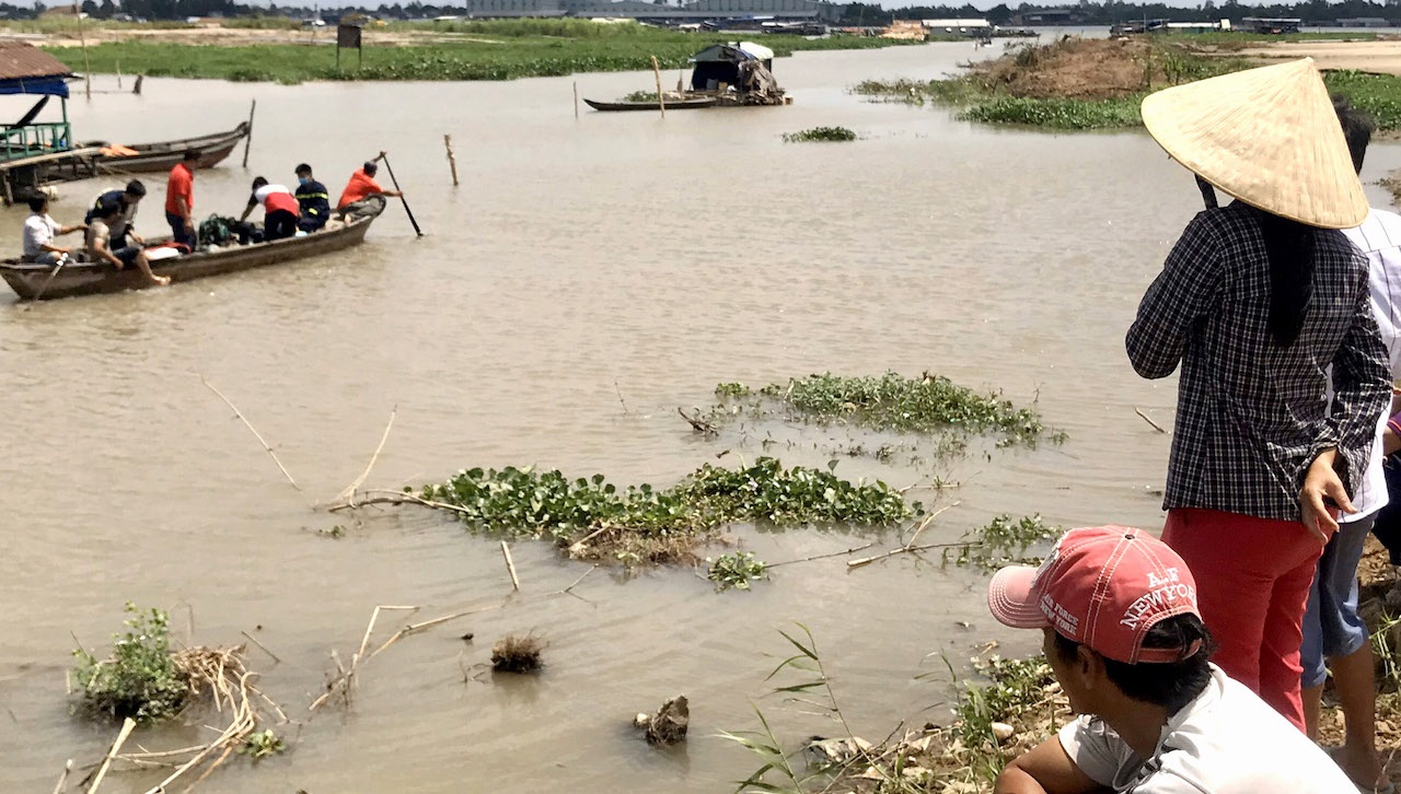 Hai hoc sinh duoi nuoc tu vong anh 1