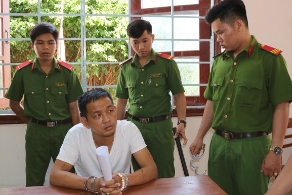 Bắt giữ người trói vào gốc cây ảnh 1 Bat giu nguoi troi vao goc cay anh 1