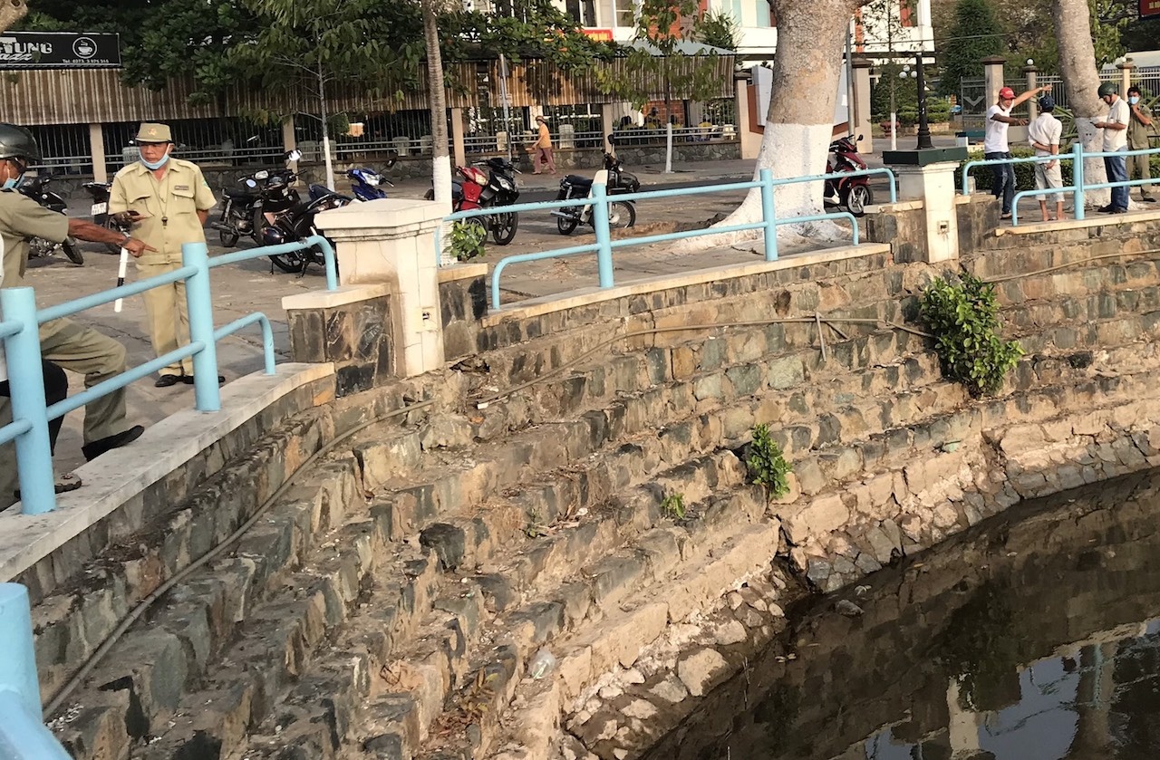 Nguoi dan ong te xuong kenh tu vong sau khi nhau say  hinh anh