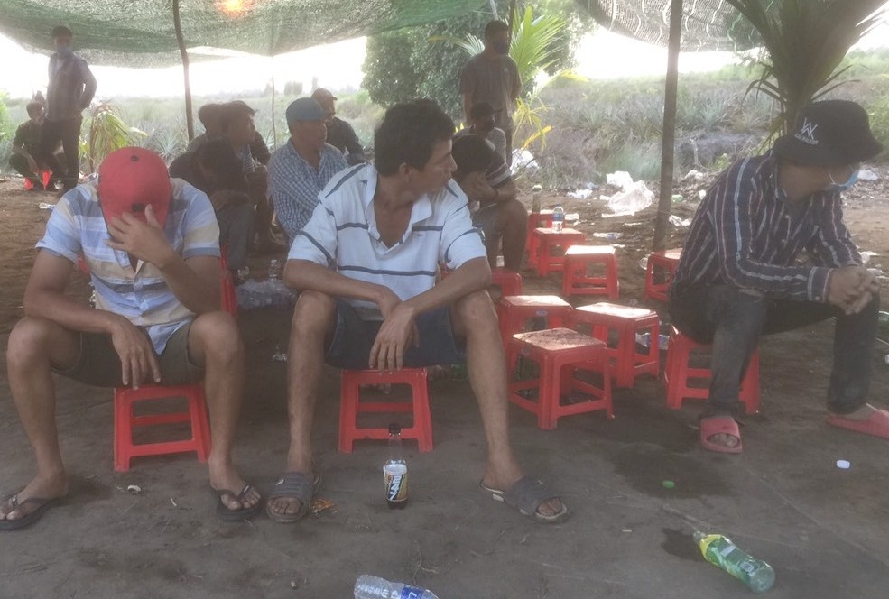 Cảnh sát bắt trường gà ở Tiền Giang ảnh 1 Canh sat bat truong ga o Tien Giang anh 1