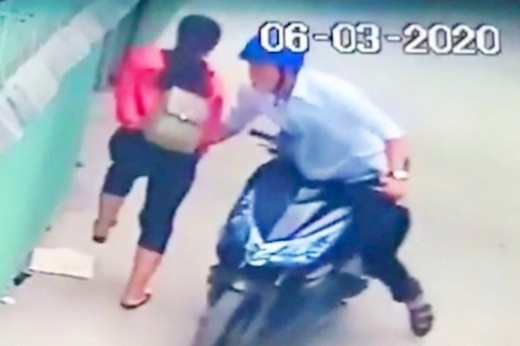 Nam dieu duong bi nhieu phu nu to sam so hinh anh