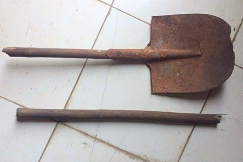 Truy to thanh nien cam xeng danh nguoi tinh cua me hinh anh