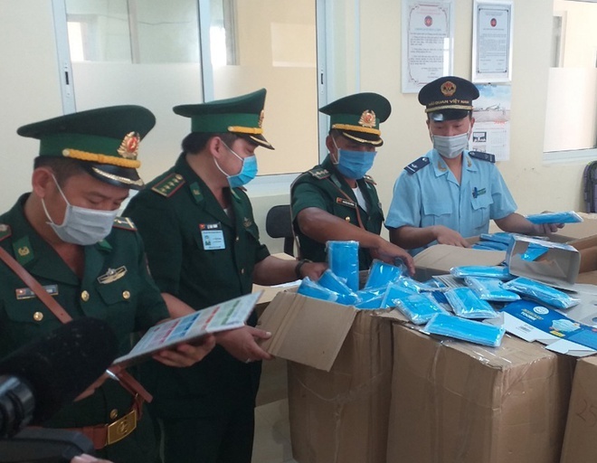 Hai quan chuyen giao 230.000 khau trang cho nganh y te de chong dich hinh anh