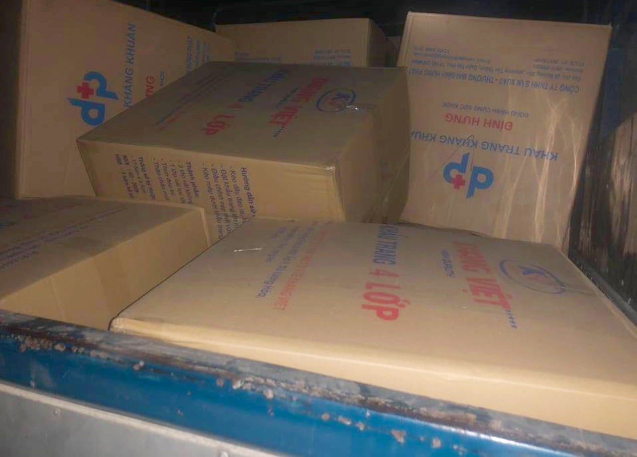 Bat lo hang 200.000 khau trang anh 1