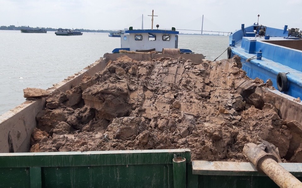 Phat hien 7 sa lan khai thac dat set tren song Hau hinh anh