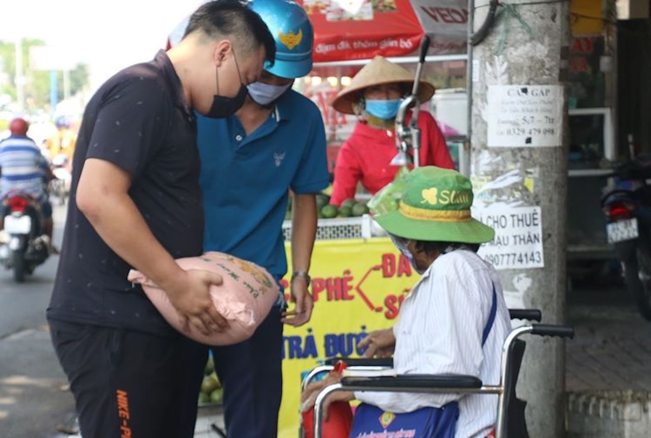 Chung tay ho tro nguoi ban ve so anh 2