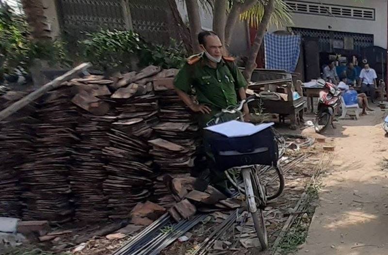 Nguoi dan ong tu vong voi con dao cam tren nguc trai hinh anh