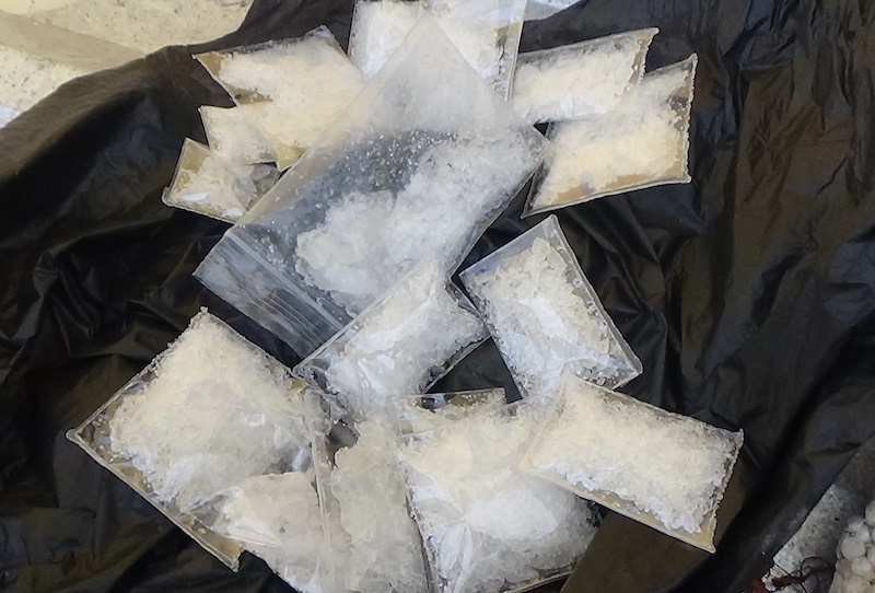 Nam thanh nien bi bat cung 17 goi ma tuy trong khach san hinh anh