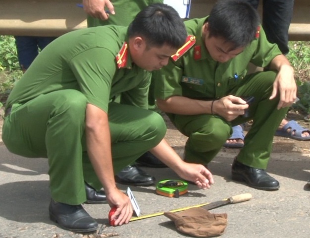 Bao ve con, cha dam chet nguoi hinh anh