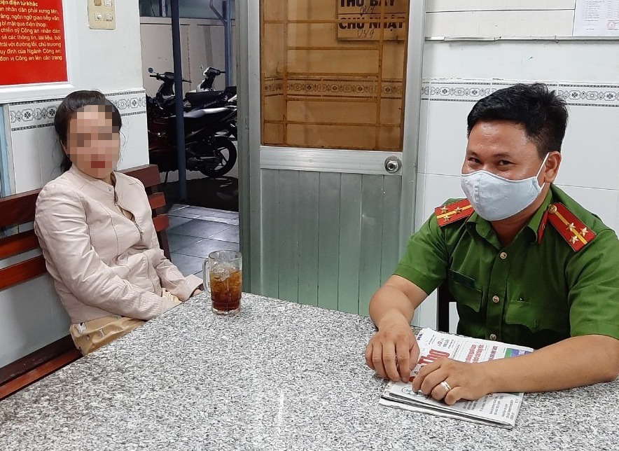 Nam canh sat cuu co gai nhay cau anh 1