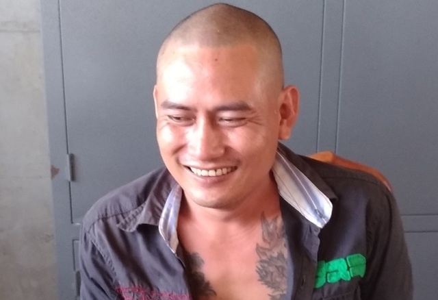 Nguoi dan ong ngao da dap vo kinh 3 oto hinh anh