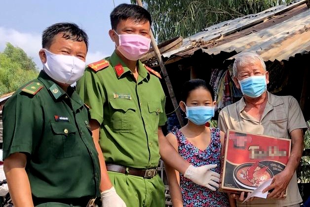 Cong an Dong Thap trao hang nghin phan qua cho nguoi ban ve so hinh anh