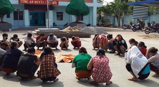 13 phu nu tham gia soi bac o mien Tay hinh anh