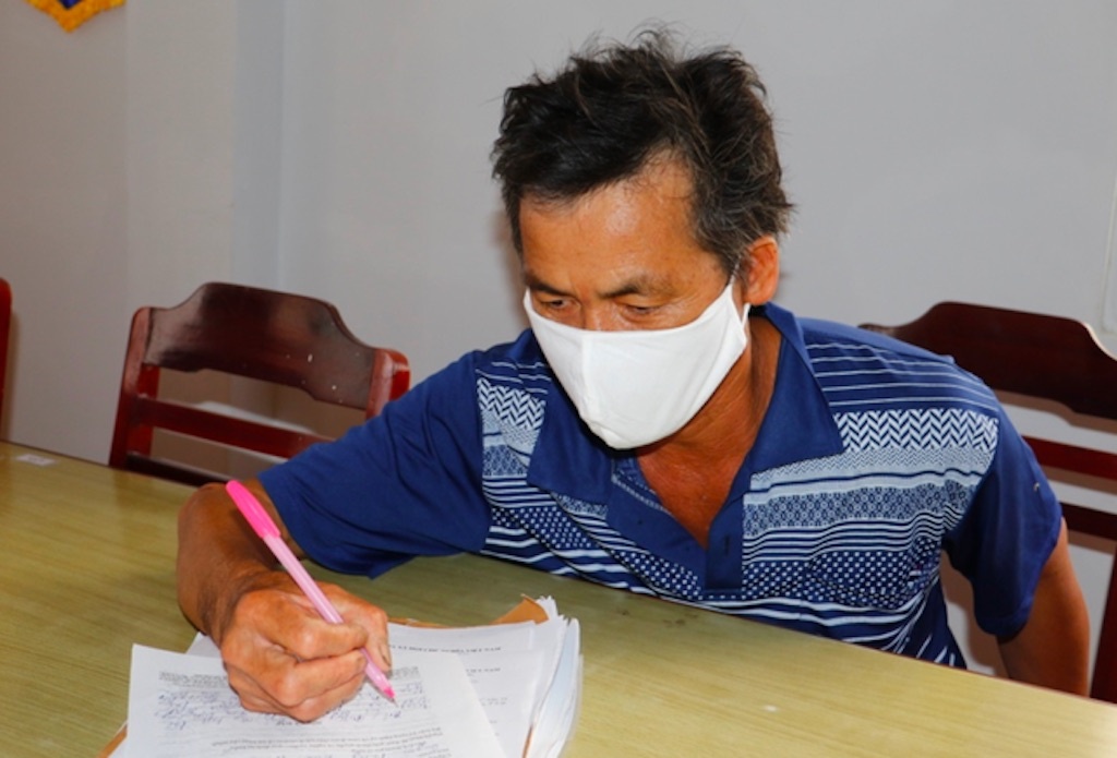 Không đeo khẩu trang còn đánh cảnh sát ảnh 2 Khong deo khau trang con danh canh sat anh 2