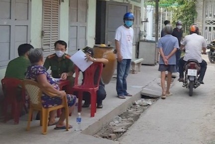 Bat nhom truy sat nguoi dan ong o xom tro hinh anh