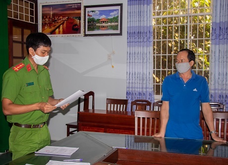 Hai chu ghe bi khoi to vi khai thac cat anh 1