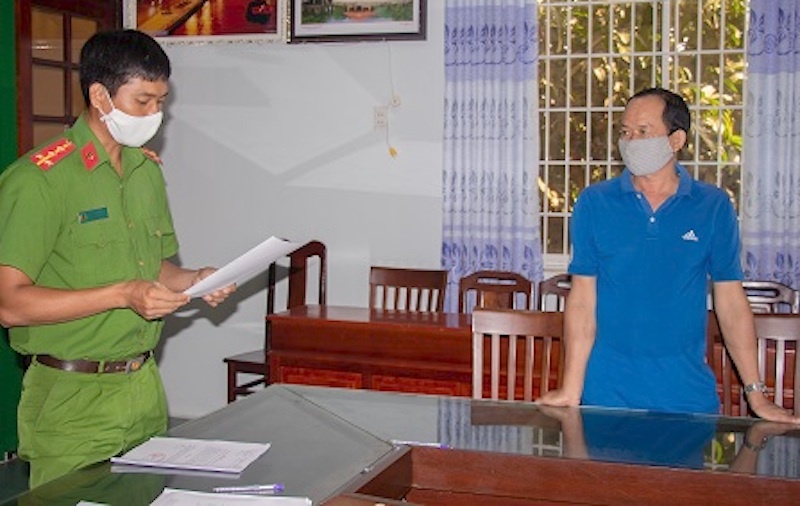 Khoi to hai nguoi hut trom cat tren song hinh anh