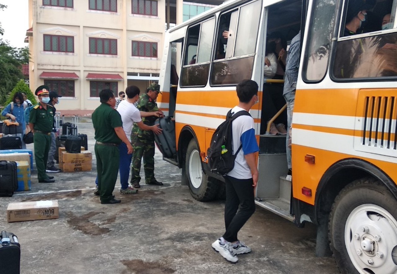 Dinh chi 2 si quan cap ta de dieu tra tieu cuc trong khu cach ly hinh anh