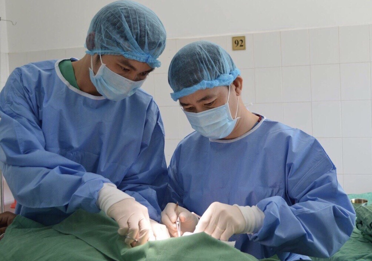 Co gai ban rau bi may tu che cuon het da dau hinh anh