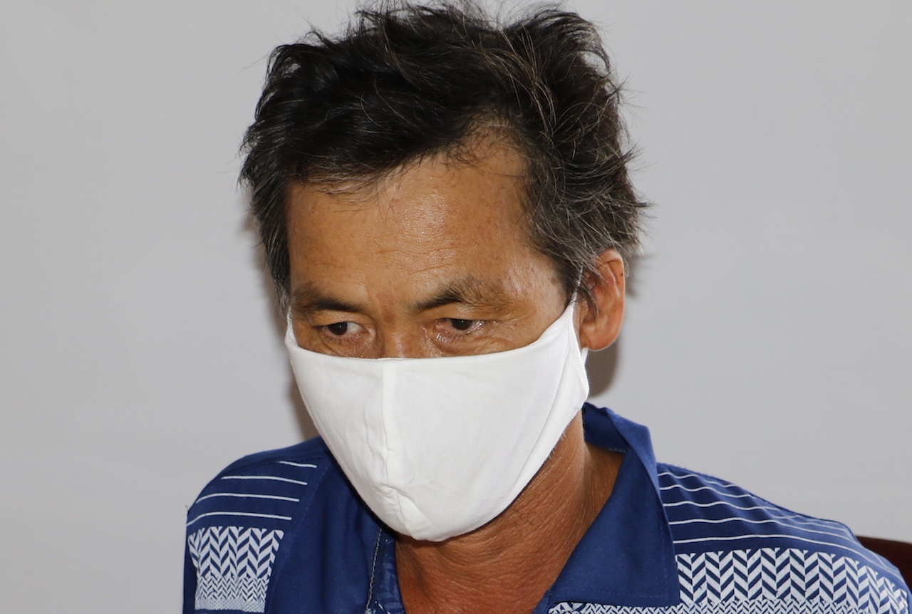 Truy to ga khong deo khau trang, danh canh sat hinh anh
