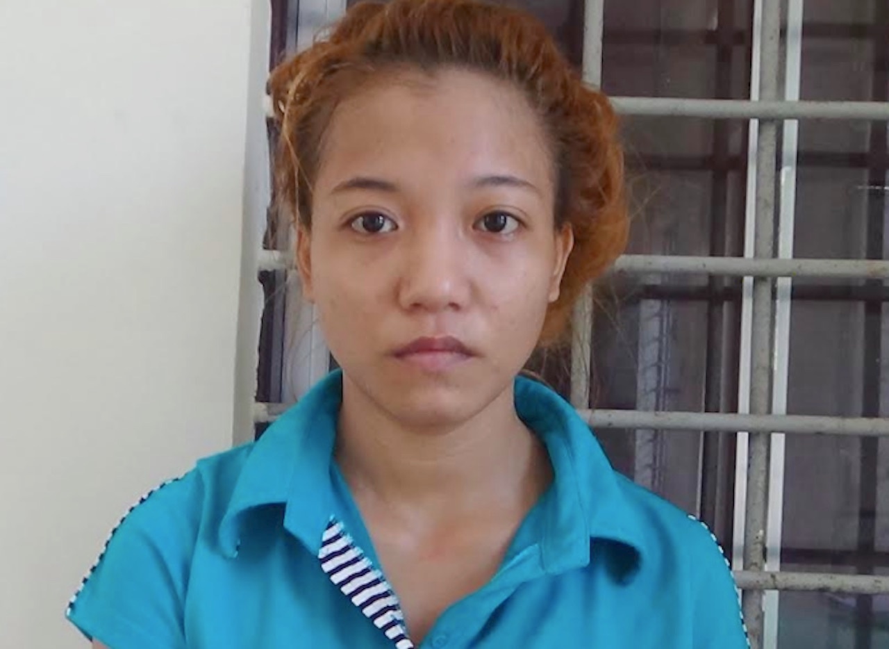 Co gai giau ma tuy duoi chan hinh anh