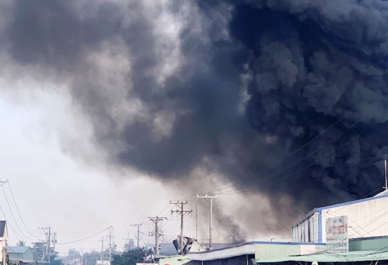 Dang chay lon tai kho hang cua cong ty san xuat bao bi hinh anh