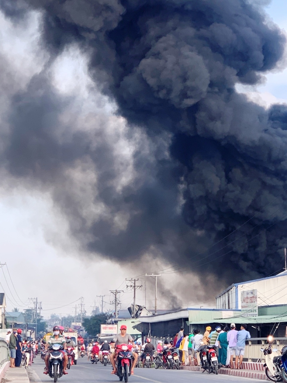 Chay kho hang o Cai Be anh 1