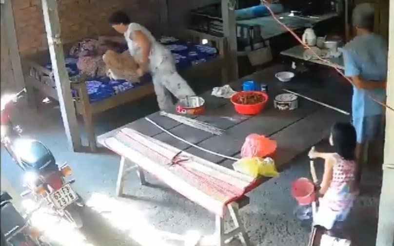 Cap vo chong bao hanh me gia 88 tuoi mang an tu hinh anh