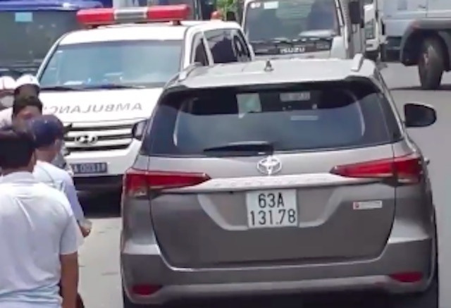 Oto 7 cho lan duong, can tro 2 xe cap cuu hinh anh