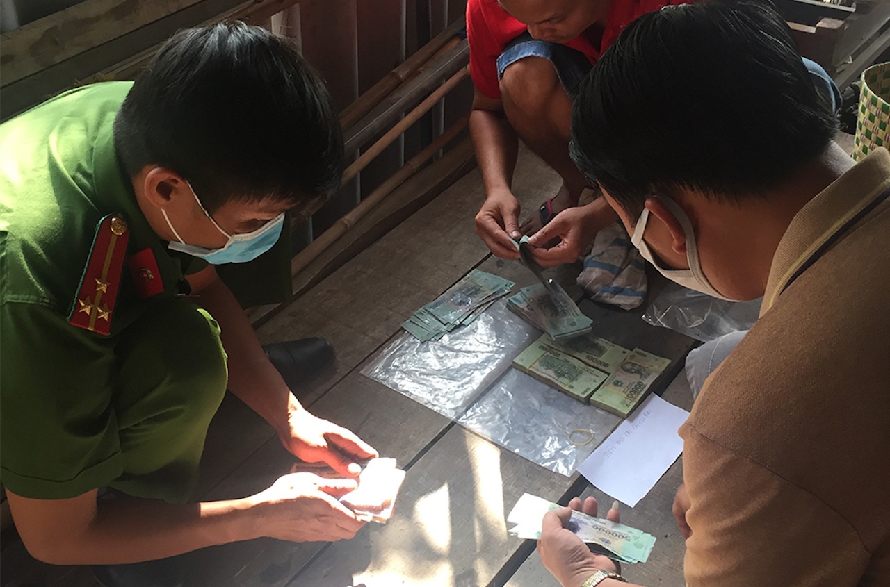 Canh sat triet pha 2 soi bac lon o Tien Giang hinh anh