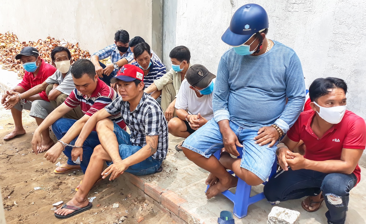 Canh sat bat giu nhom nguoi da ga an tien anh 1