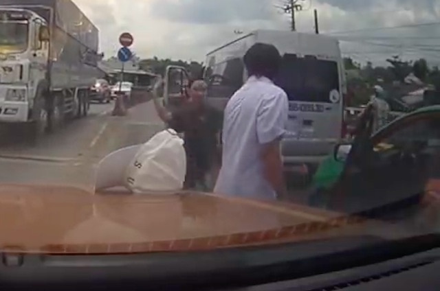 Tai xe xe khach chem nguoi tren cau anh 1