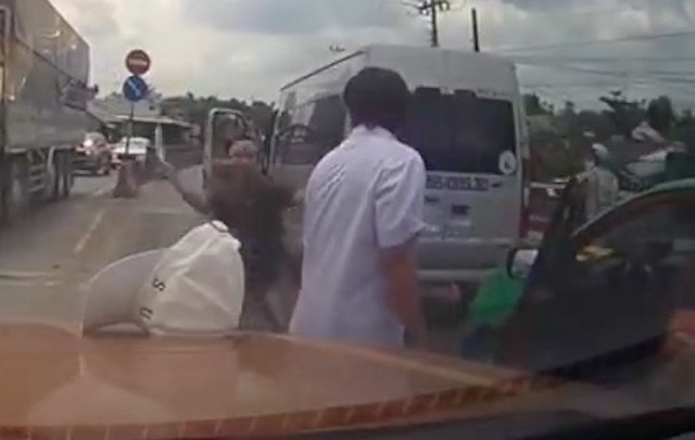 Tai xe xe khach cam dao chem lien tiep ve phia tai xe taxi hinh anh