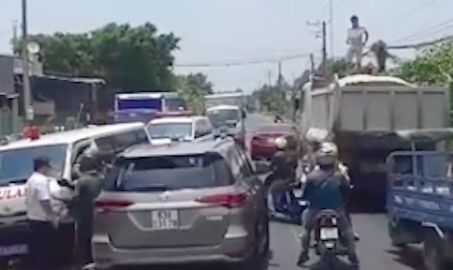 Tai xe gay can tro hai xe cap cuu anh 1