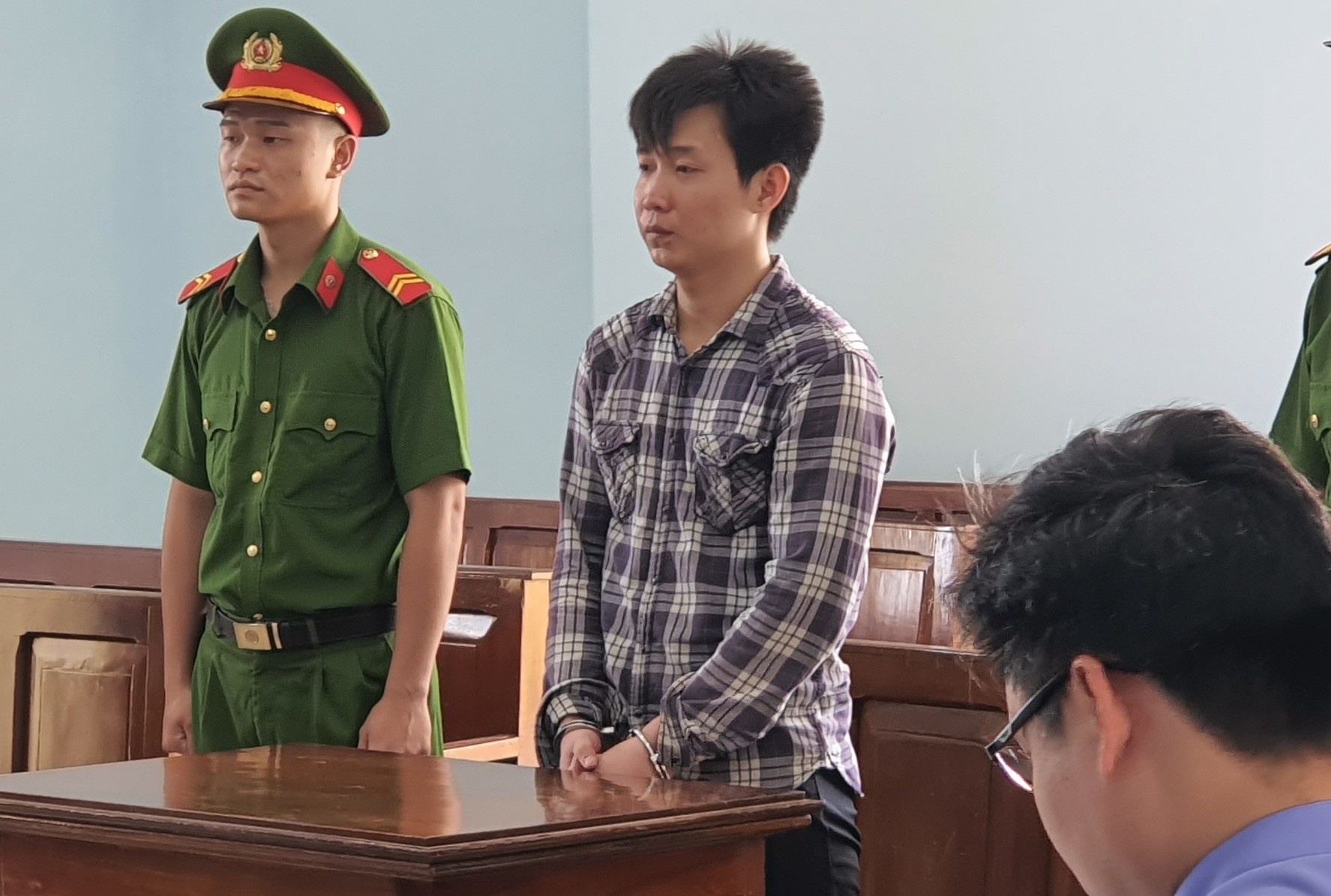 Linh 10 nam tu vi hiep dam ban gai 12 tuoi hinh anh