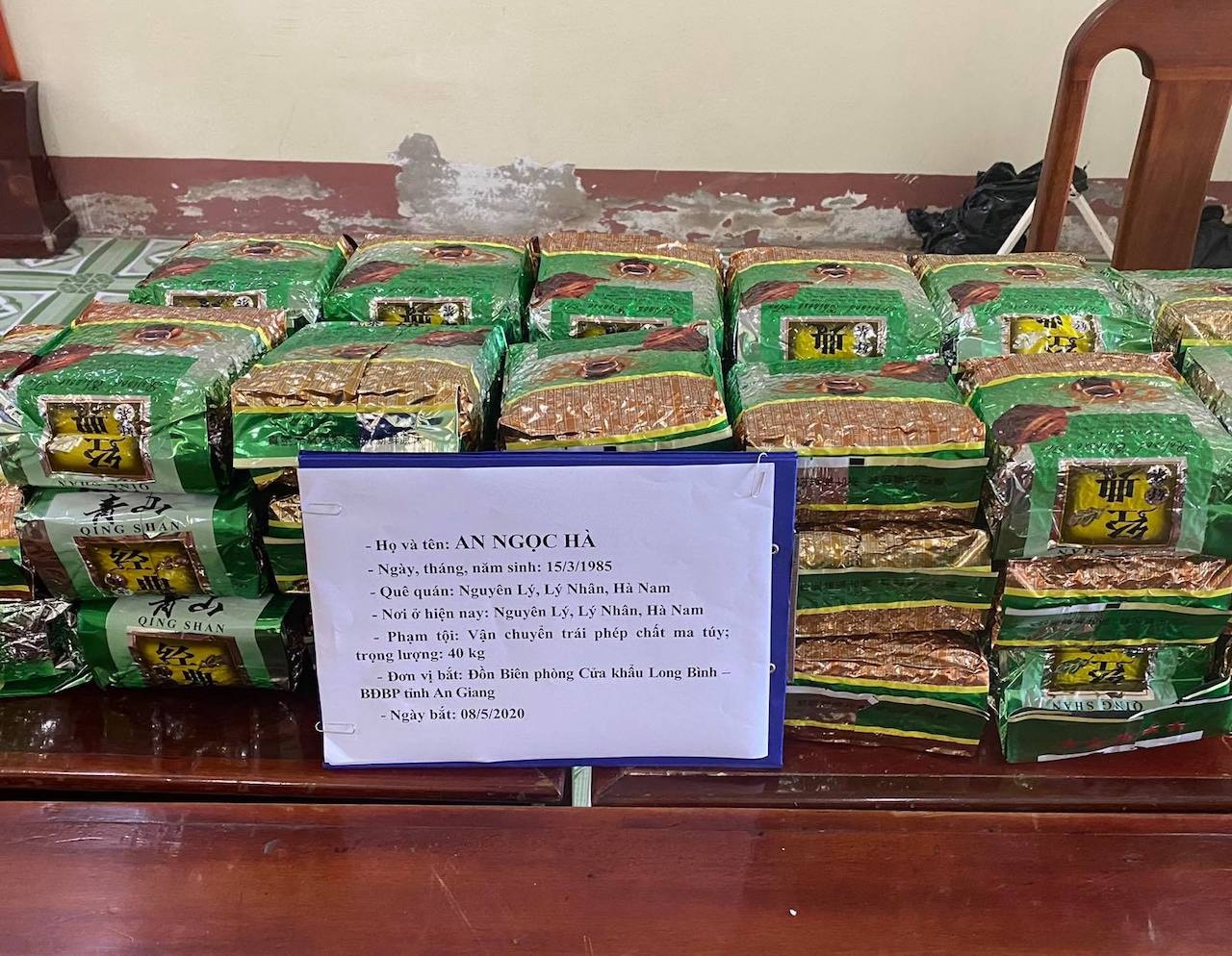 Bat giu hai thanh nien van chuyen 40 kg ma tuy da hinh anh
