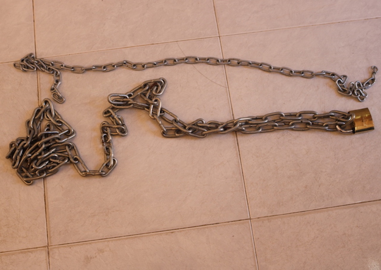 Tu vong vi bi em trai va chau dung xich troi vao goc cay hinh anh