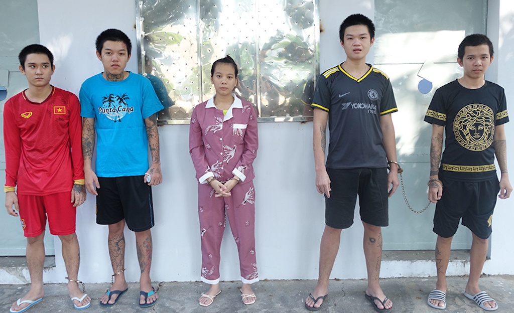 Bat nhom nguoi danh khach hanh huong anh 1