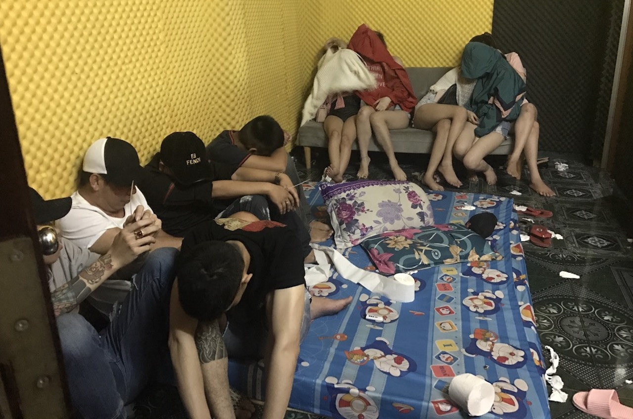 Nhom thanh nien "bay lac ma tuy" trong khach san anh 1