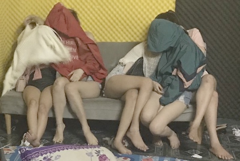 57 nam nu phe ma tuy tap the trong khach san hinh anh