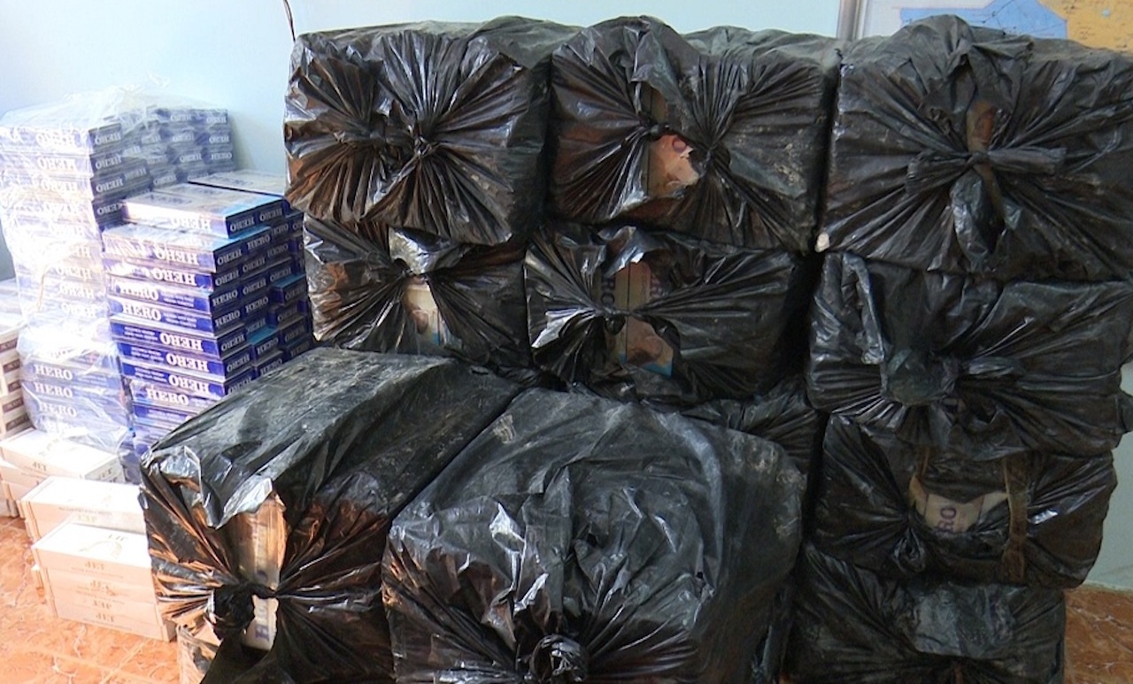 Canh sat bat giu gan 20.000 goi thuoc la lau anh 2