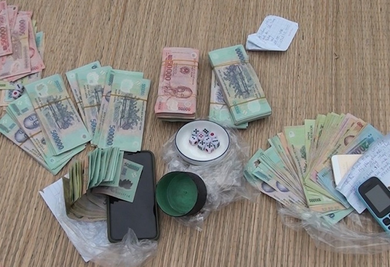 Canh sat bat song tai xiu quy ba o Cho Moi anh 1