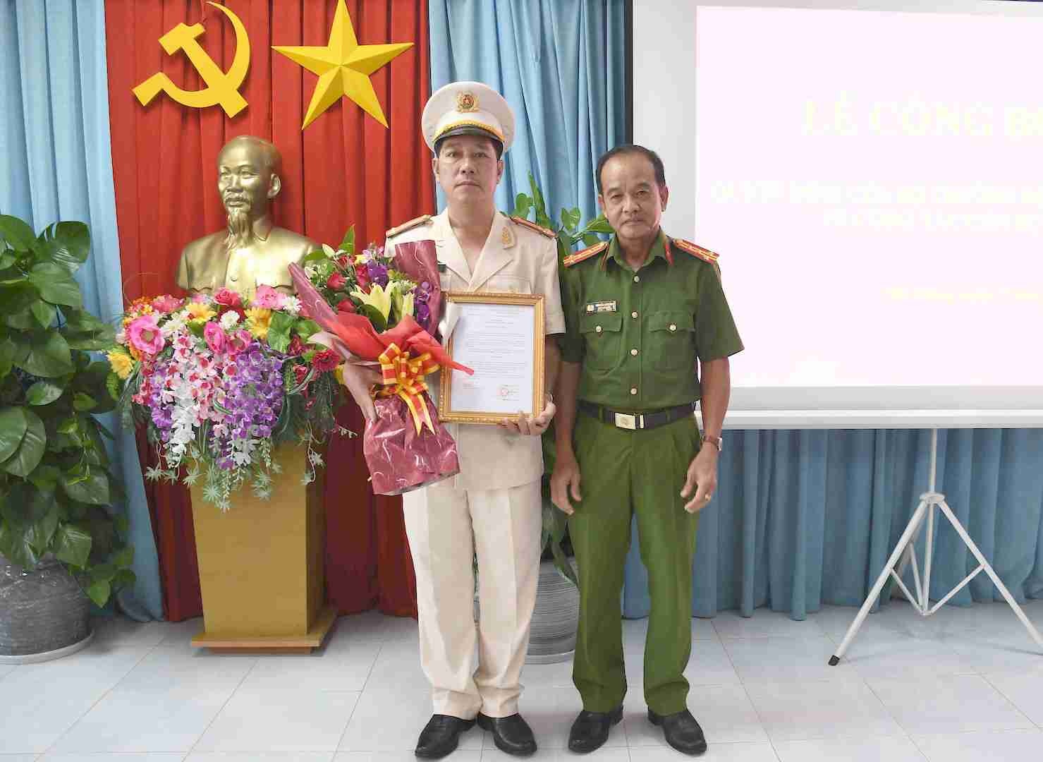 Công an Tiền Giang bổ nhiệm hàng loạt cán bộ ảnh 2 Cong an Tien Giang bo nhiem hang loat can bo anh 2