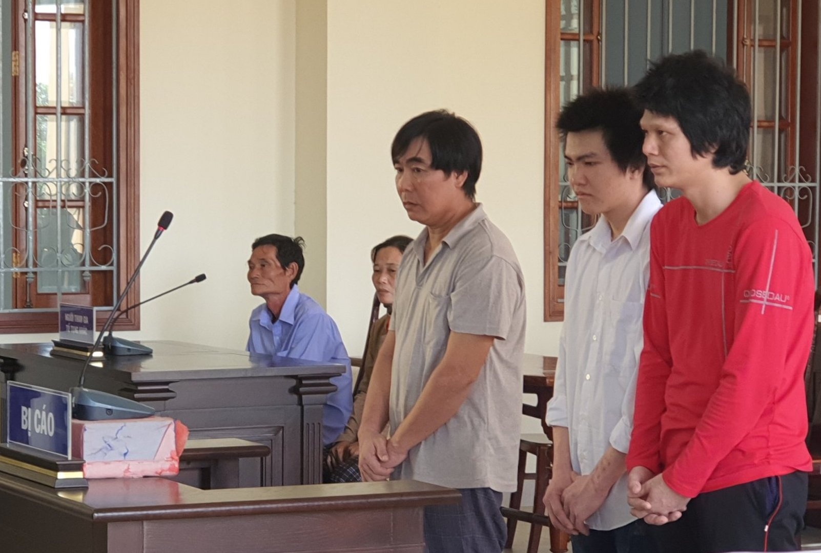 Hai thanh nien danh chet ban nhau hinh anh