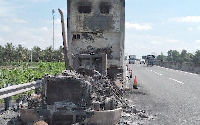 Xe dau keo boc chay du doi tren cao toc Trung Luong hinh anh