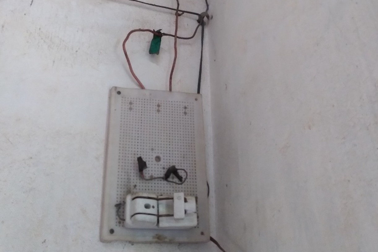 9X bi dien giat chet trong khu nha hoang hinh anh